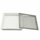 Weisse Keramikschale mit einem Gitter aus Chromstahl zur Anzucht von Microgreens.